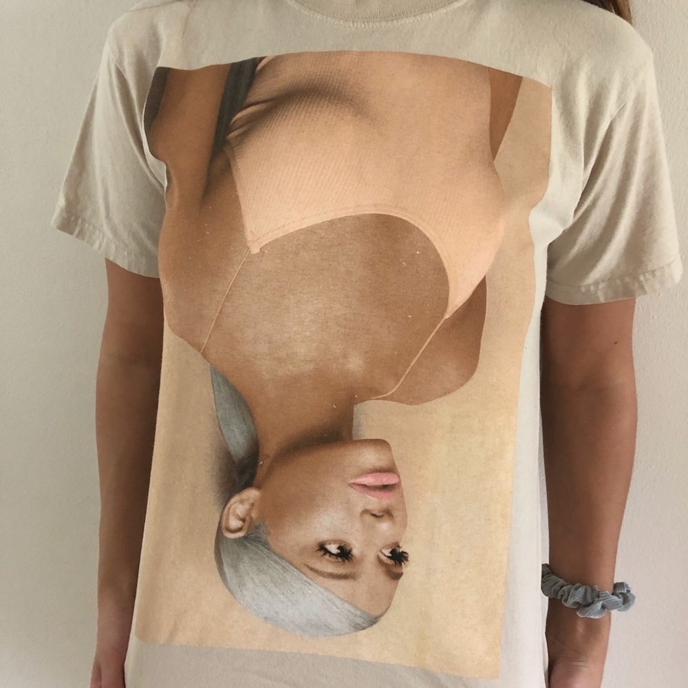 Ariana grande T shirt